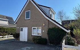 Huebsches Ferienhaus In Ouddorp - Fusslaeufig Zum Strand Und Zentrum